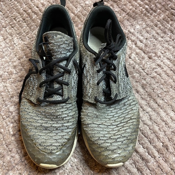 Nike Flyknit Roshe Men 7.5 Grey - Picture 2 of 6